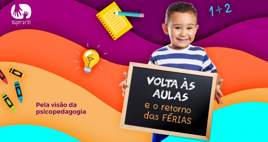 menino segurando um quadro negro onde está escrito 'Volta às Aulas e o retorno das Férias', ele está num fundo com ondas coloridas nas cores azul, amarelo, laranja e roxo. Há materiais escolares flutuando na composição, caderno, lápis, giz de cera, uma conta de 1 + 2 e uma lâmpada.